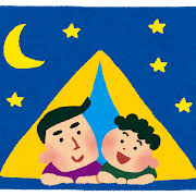 親子でキャンプ中、夜テント内で寝転がって会話している図