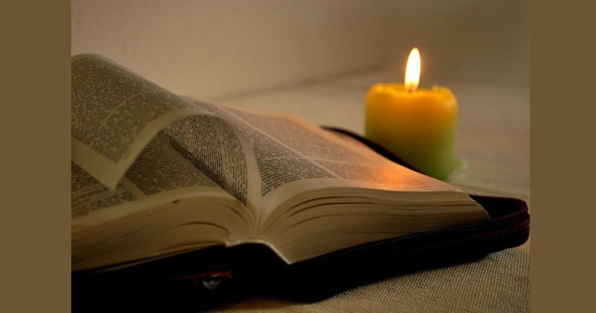 停電時にろうそくと本が並んでいる画像